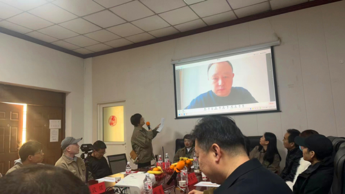 连线北京专家参加劳模供暖服务做参会.jpg